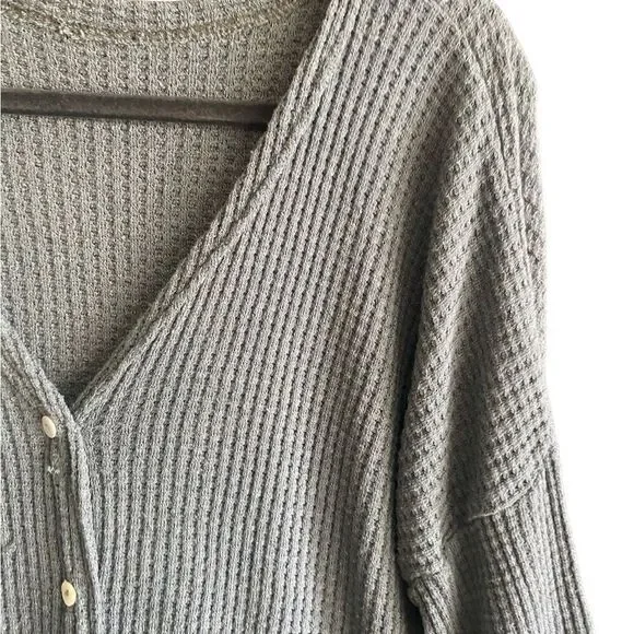 Long Sleeve Gray Button Downwn Waffle Knitt Top. Size XL. - Picture 3 of 7